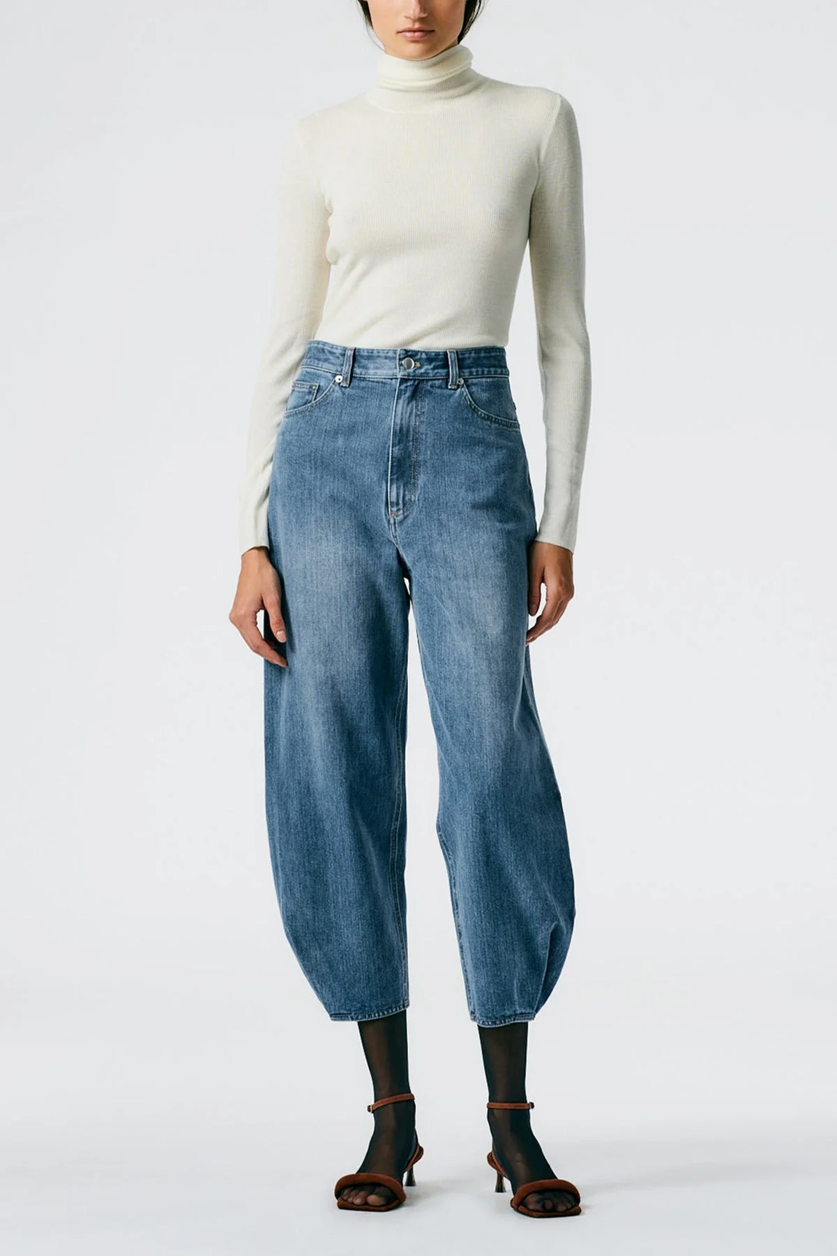 Classic Wash Denim High Waisted Quinn Jean in Classic Blue - Image 2
