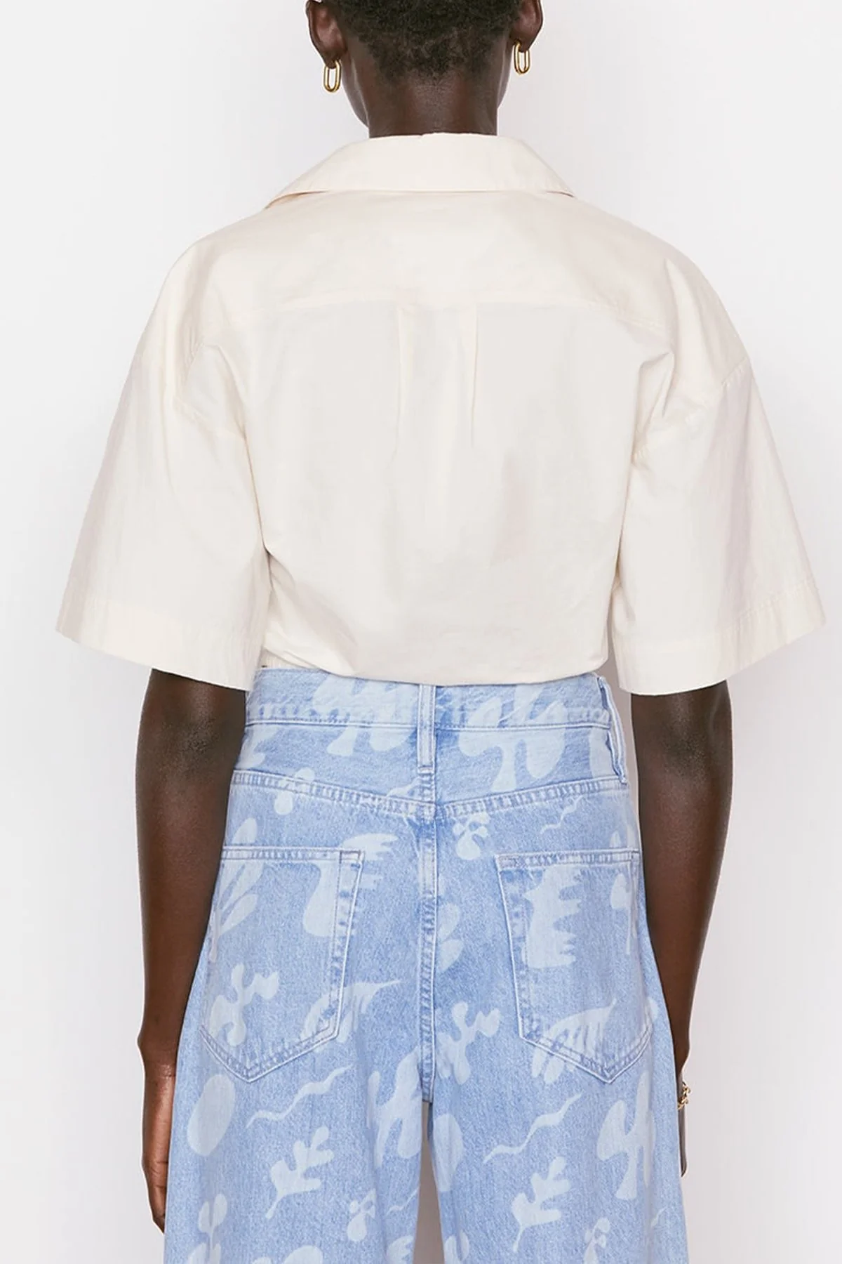 Cropped Twist Front Shirt in Flax - Image 3