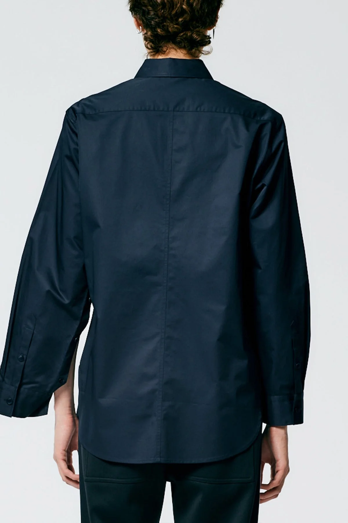 Eco Poplin Shirt With Inseam Vent in Dark Navy - Image 2