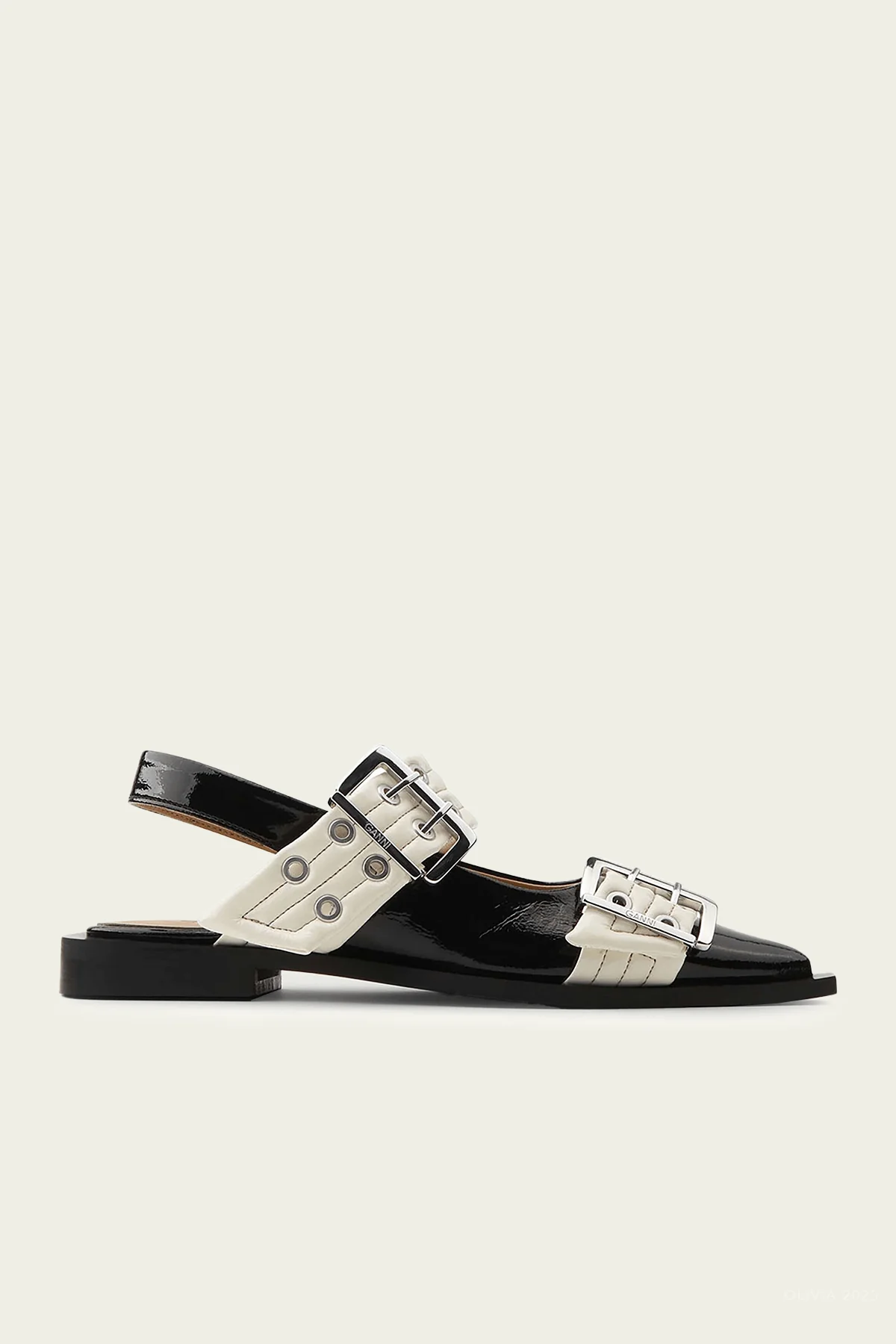 Feminine Buckle Ballerina Naplack Bicolor in Black/Egret
