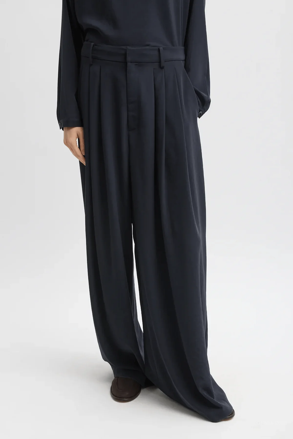 Relaxed Suiting Triple Pleat Pant in Navy - Image 2