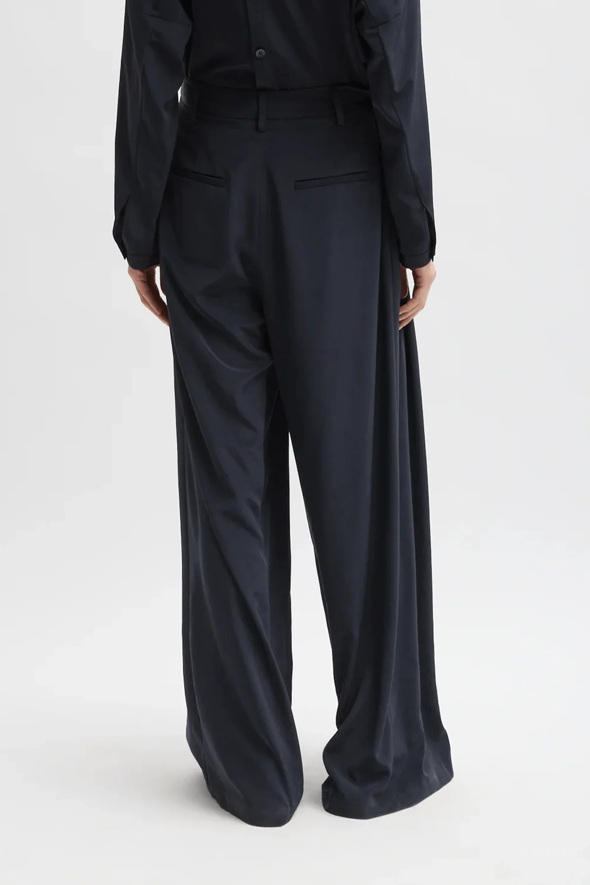 Relaxed Suiting Triple Pleat Pant in Navy - Image 3