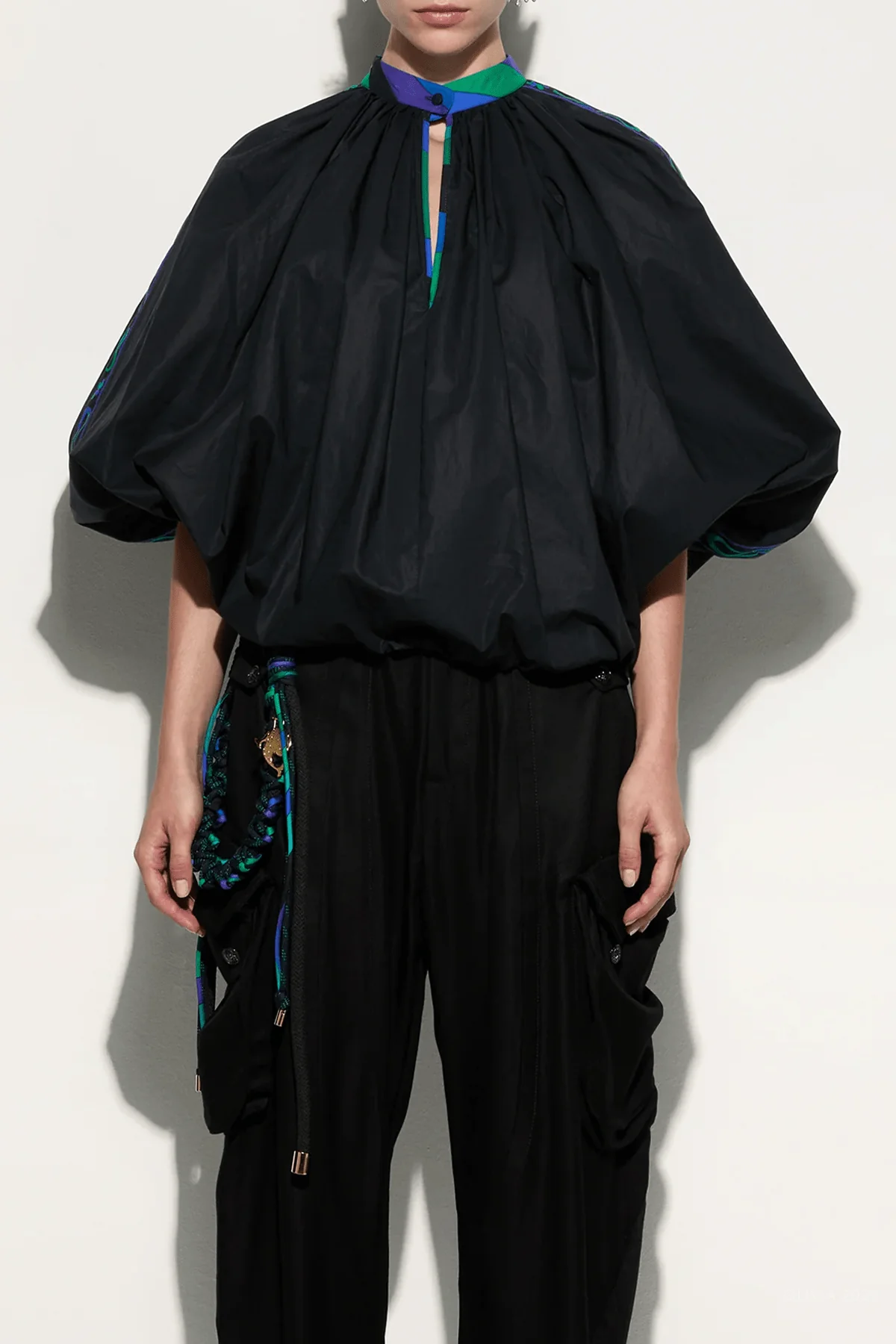 Voluminous Blouse in Nero - Image 2