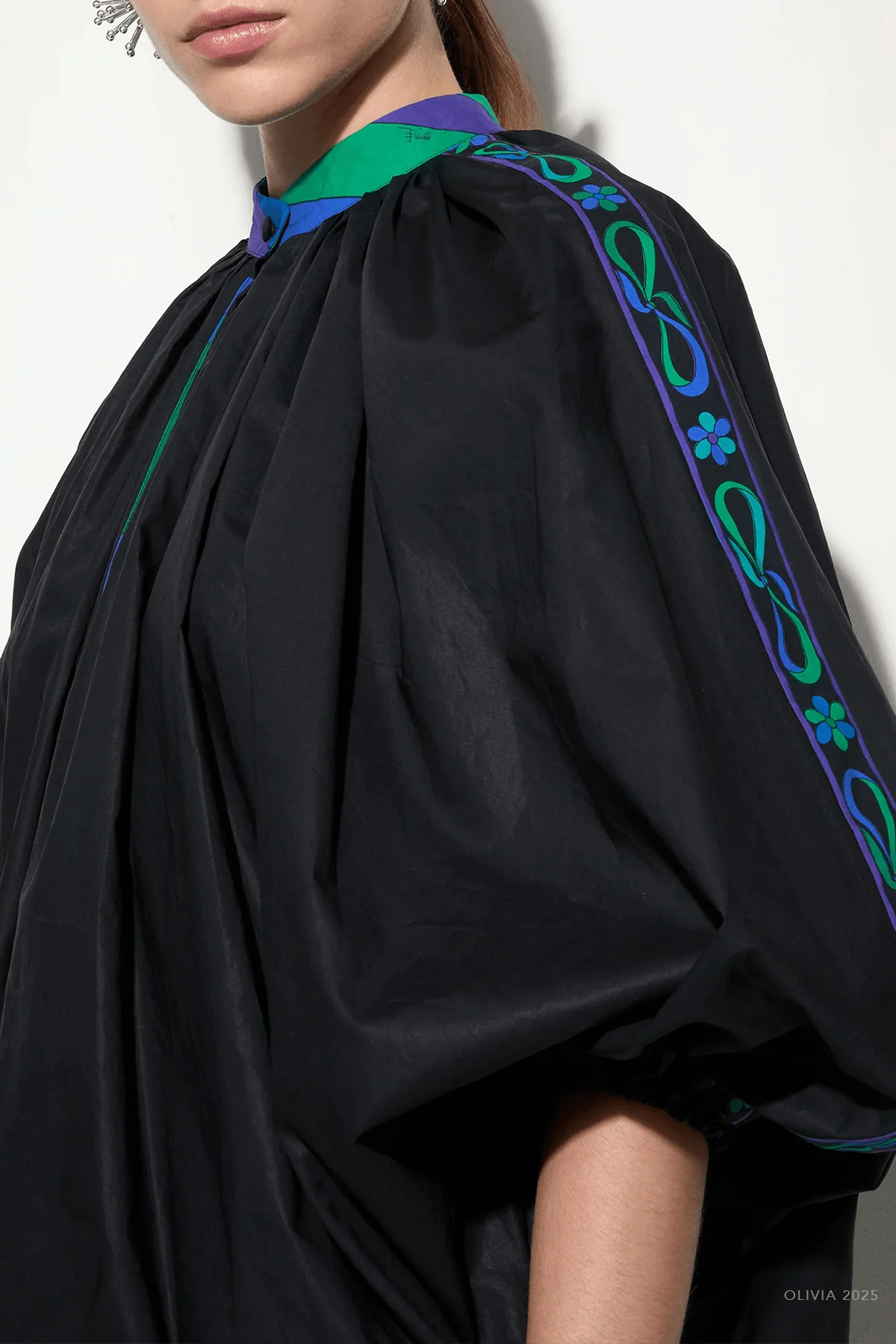 Voluminous Blouse in Nero - Image 4
